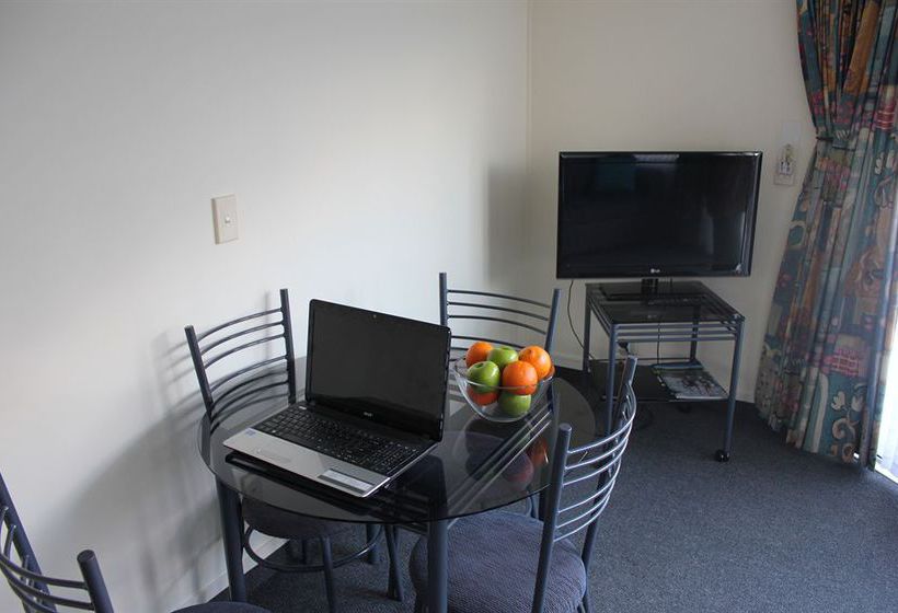 Baycourt Lakefront Motel 18