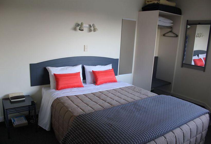 Baycourt Lakefront Motel 19