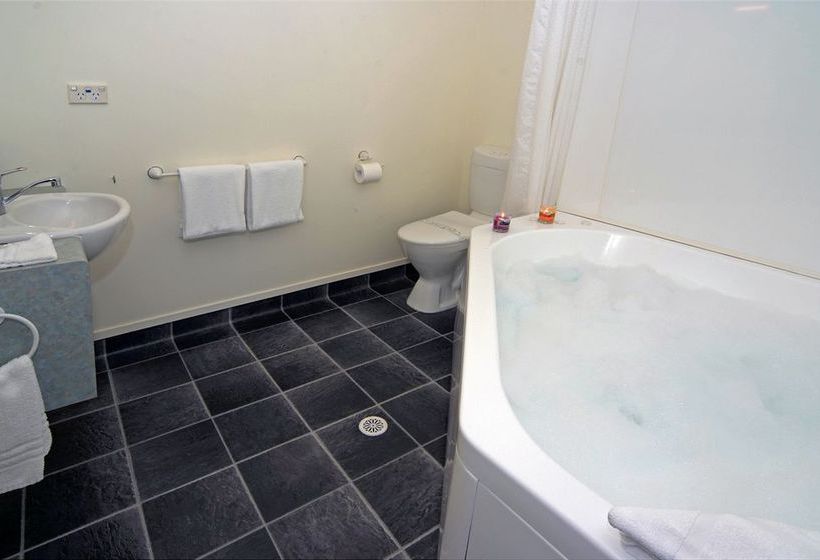 Baycourt Lakefront Motel 2