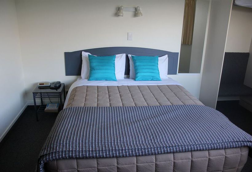 Baycourt Lakefront Motel 20