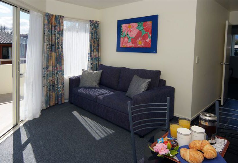 Baycourt Lakefront Motel 3