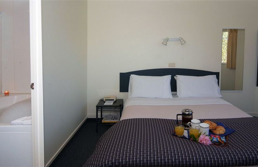 Baycourt Lakefront Motel 4