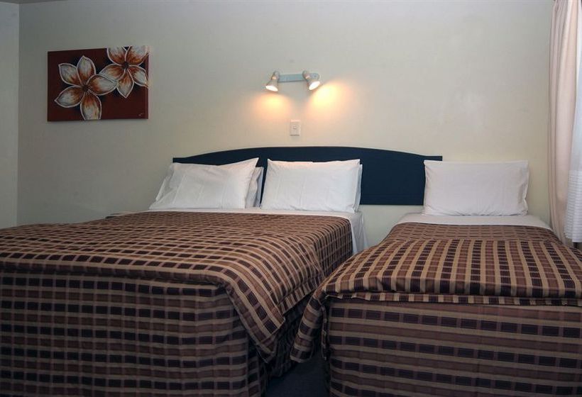 Baycourt Lakefront Motel 5