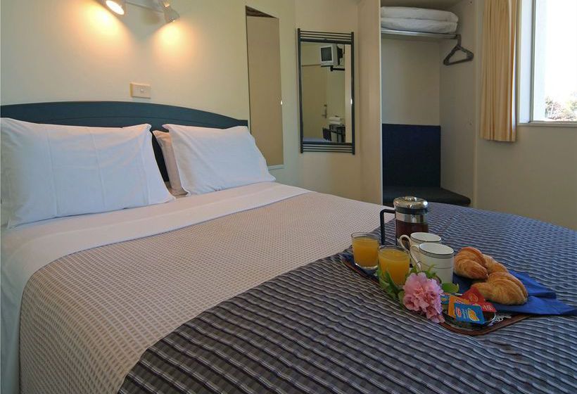 Baycourt Lakefront Motel 7