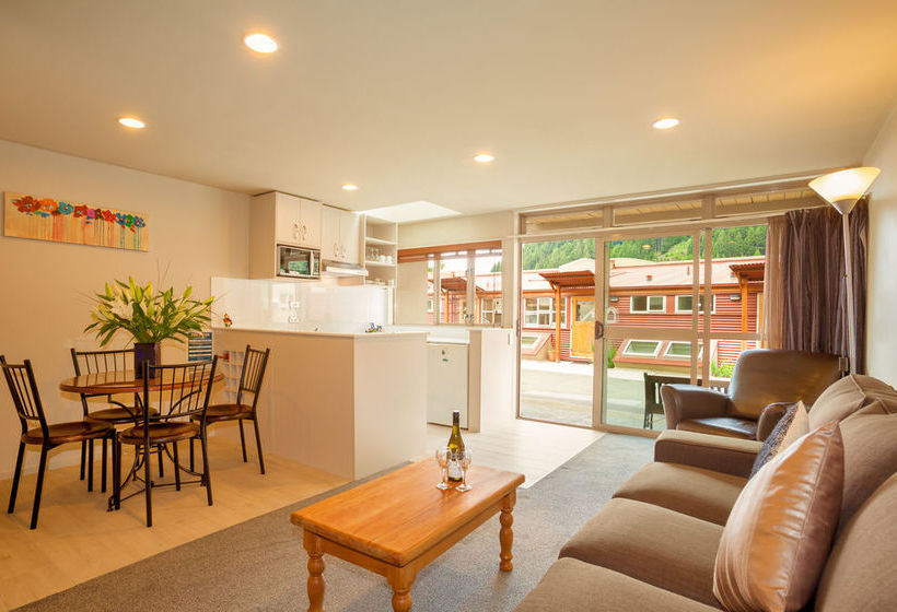 Best Western Cranbury Court Apartments 8