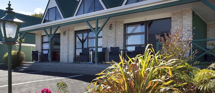 Gables Lakefront Motel 4