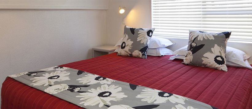 Gables Lakefront Motel 9