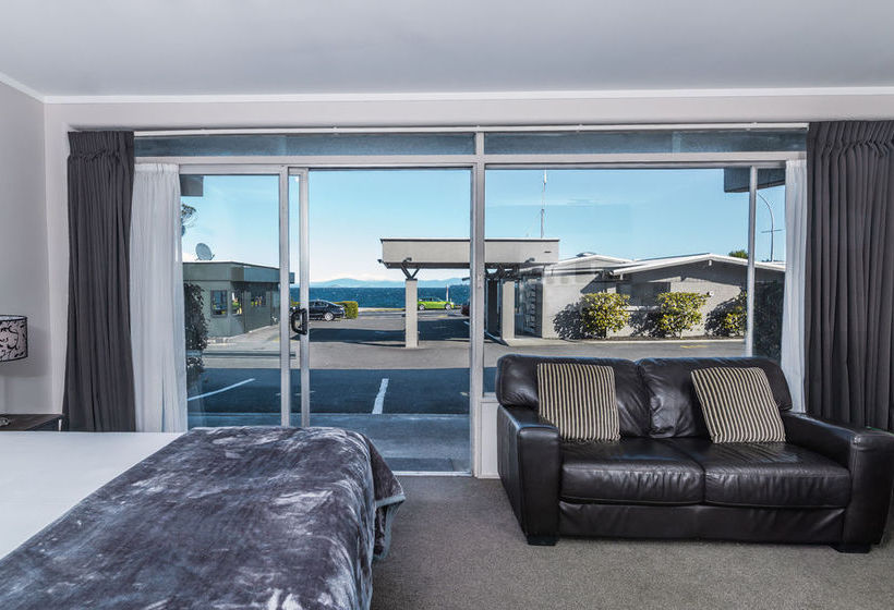 Hotel Twin Peaks Lakeside Inn 10