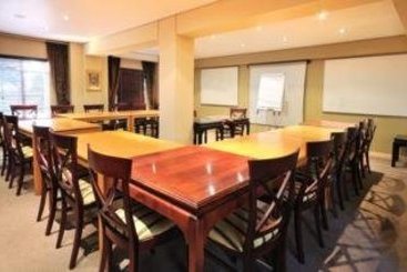 Hotel Airport Inn & Suites 1