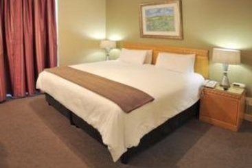 Hotel Airport Inn & Suites 2