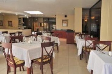 Hotel Airport Inn & Suites 7