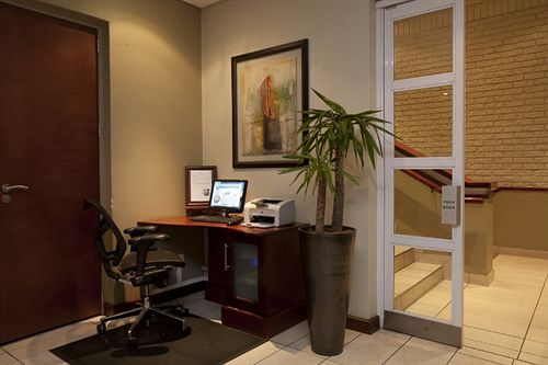 Hotel The Lodge Bellville 5