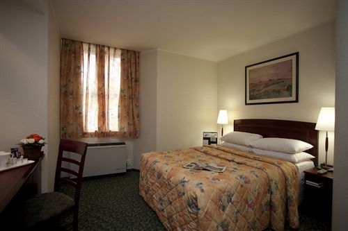 Hotel The Lodge Bellville 7