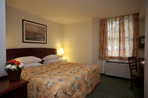 Hotel The Lodge Bellville 9