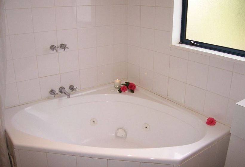 Asure Bush Inn Court Motel 8