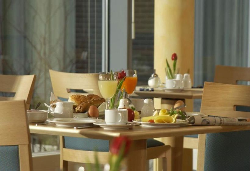 InterCityHotel Düsseldorf 9