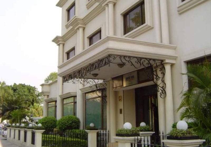 Hotel La Place Sarovar Portico 1