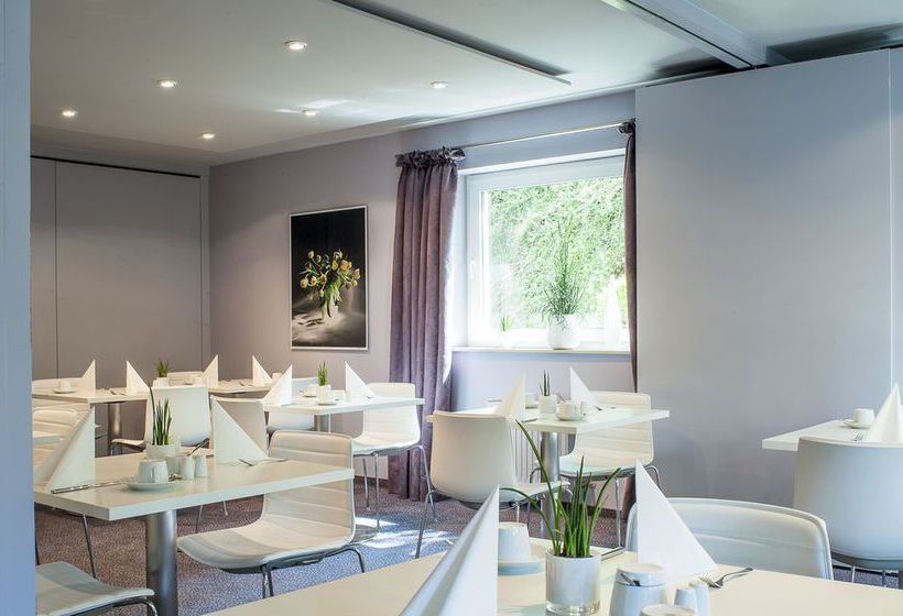 Hotel Airport By The New Yorker 15