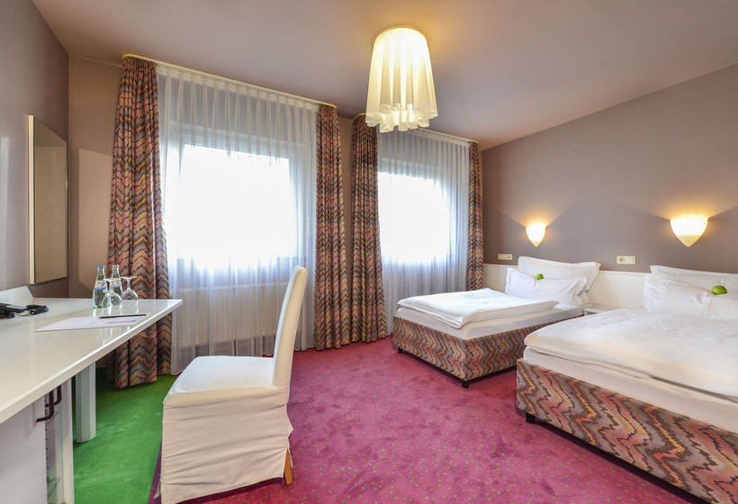 Hotel Airport By The New Yorker 17