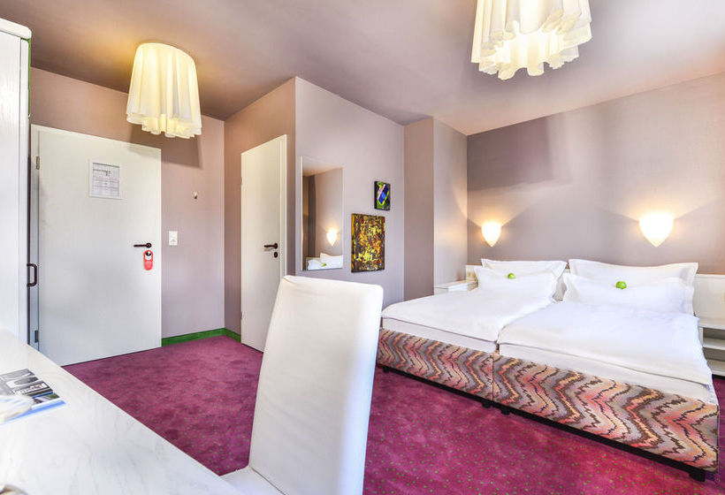 Hotel Airport By The New Yorker 18