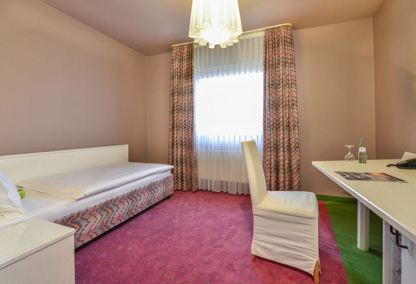 Hotel Airport By The New Yorker 20