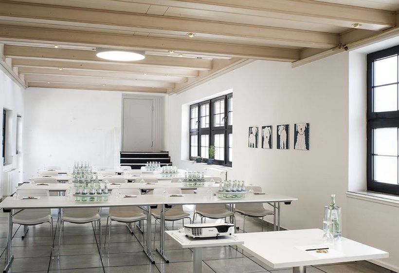 Hotel Airport By The New Yorker 4