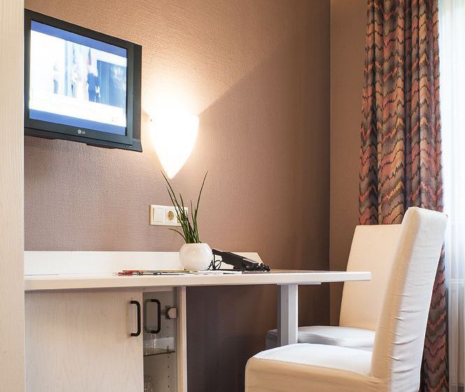 Hotel Airport By The New Yorker 6