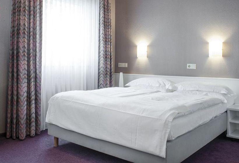 Hotel Airport By The New Yorker 9