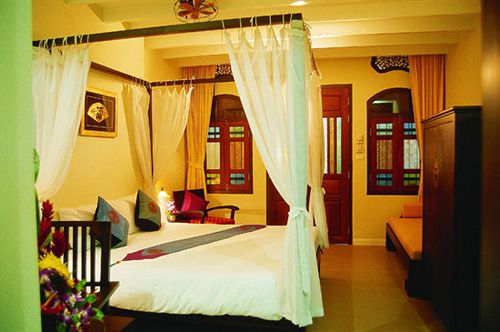 Hotel The Old Phuket at Karon Beach Resort 20