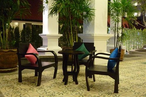 Hotel The Old Phuket at Karon Beach Resort 4