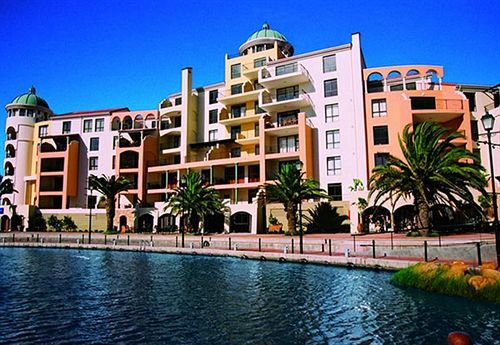 Island Club Hotel & Apartments