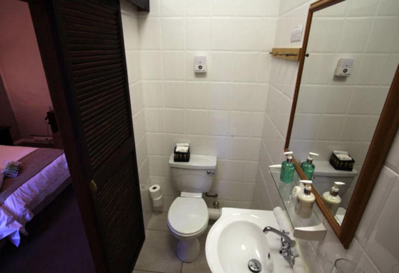 Hotel Point B Guest House 13