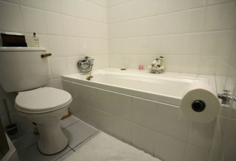 Hotel Point B Guest House 16