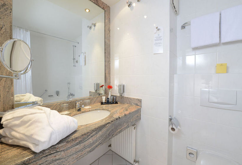 The Monarch Hotel 18