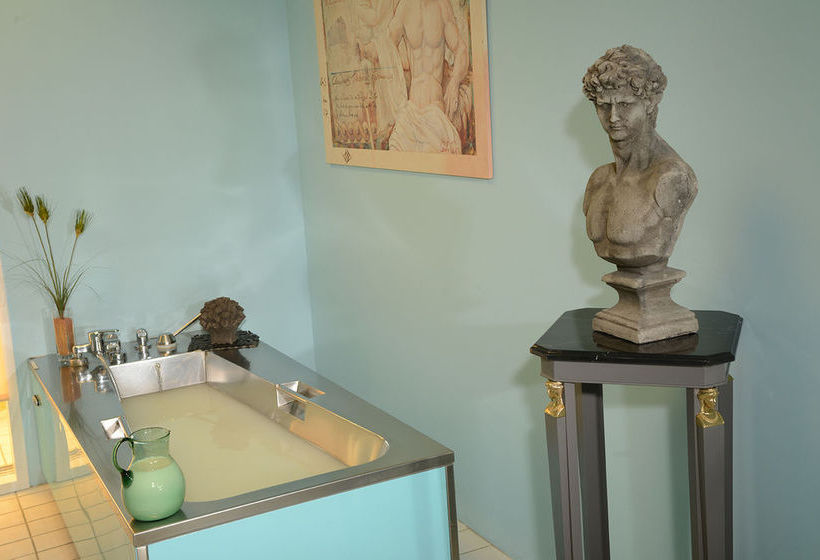 The Monarch Hotel 20