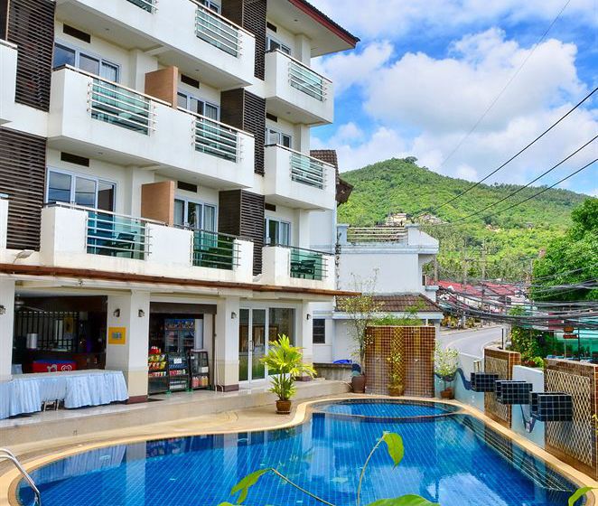 Hotel First Residence 3