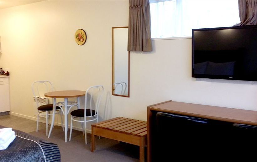 Rosewood Court Motel 10