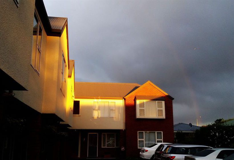 Rosewood Court Motel 11