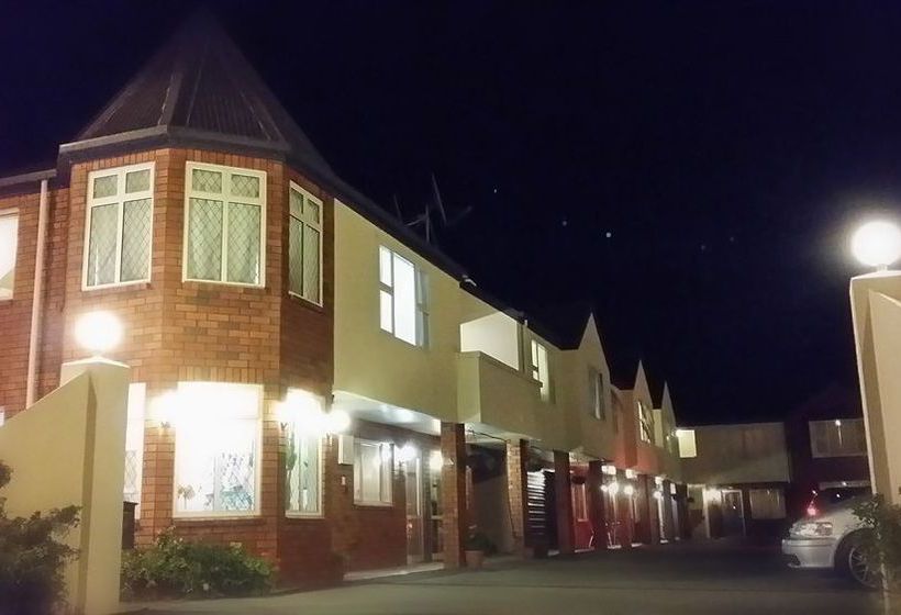 Rosewood Court Motel 12