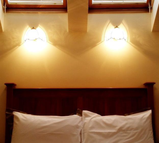 Rosewood Court Motel 18