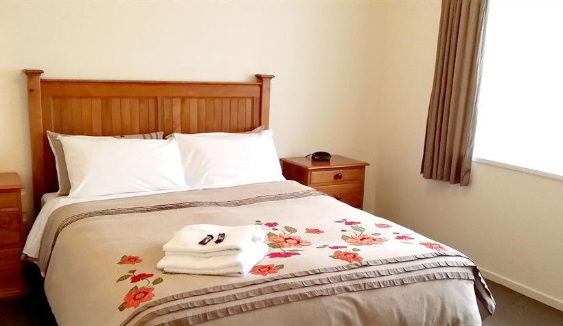 Rosewood Court Motel 8