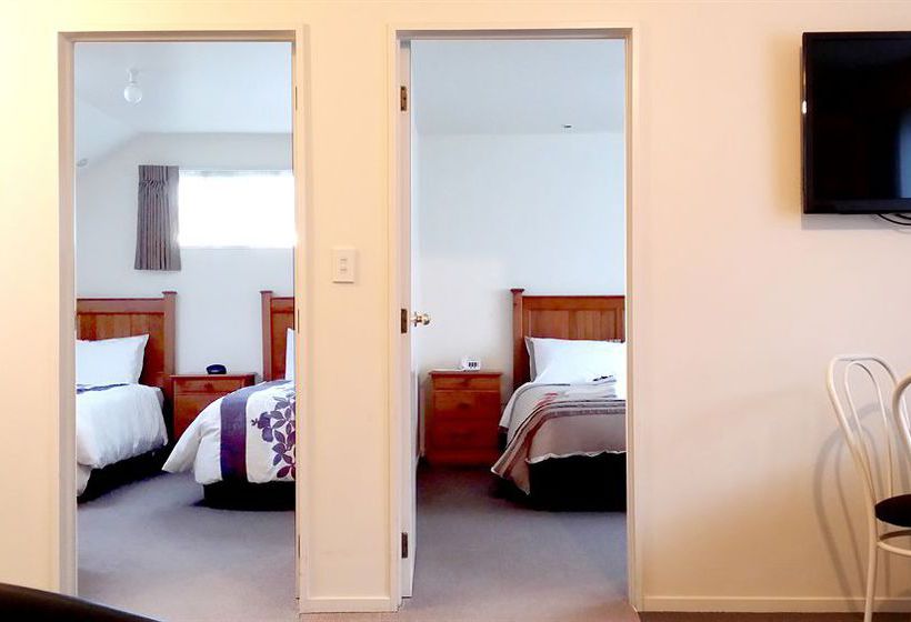 Rosewood Court Motel 9