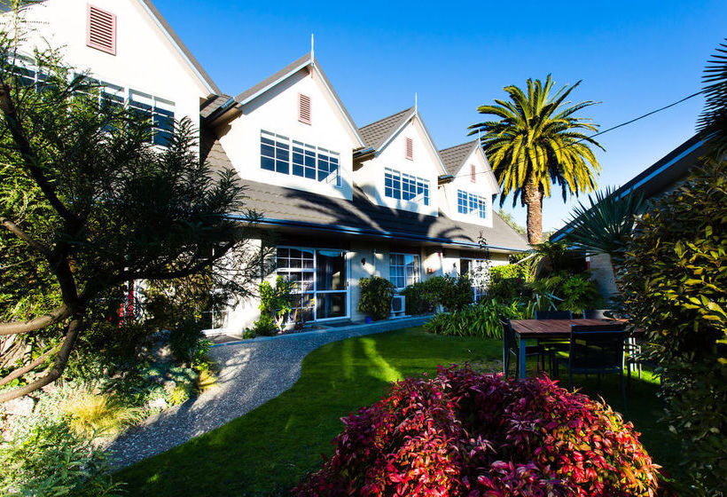 Colonial Lodge Motel 10