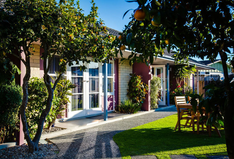 Colonial Lodge Motel 11