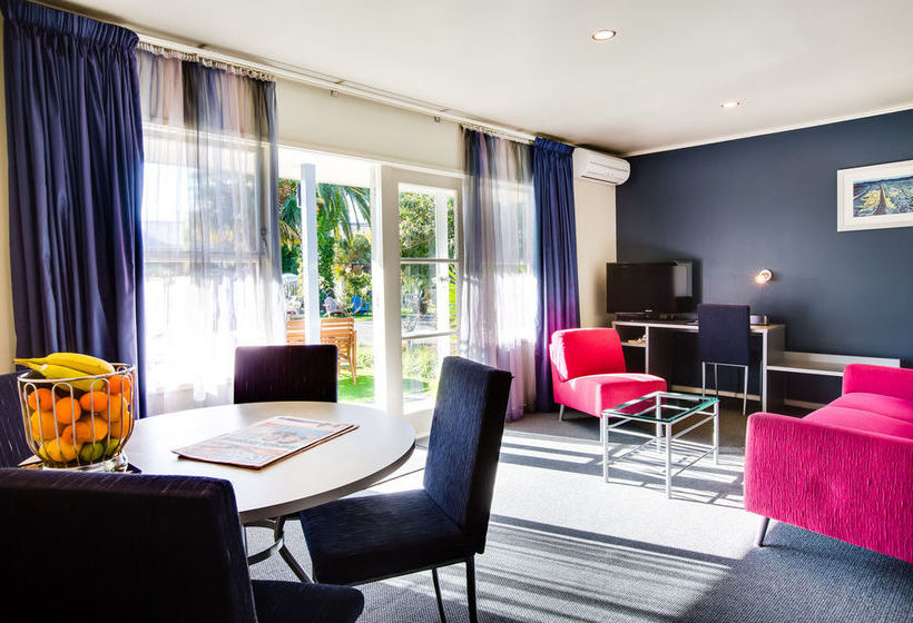 Colonial Lodge Motel 12