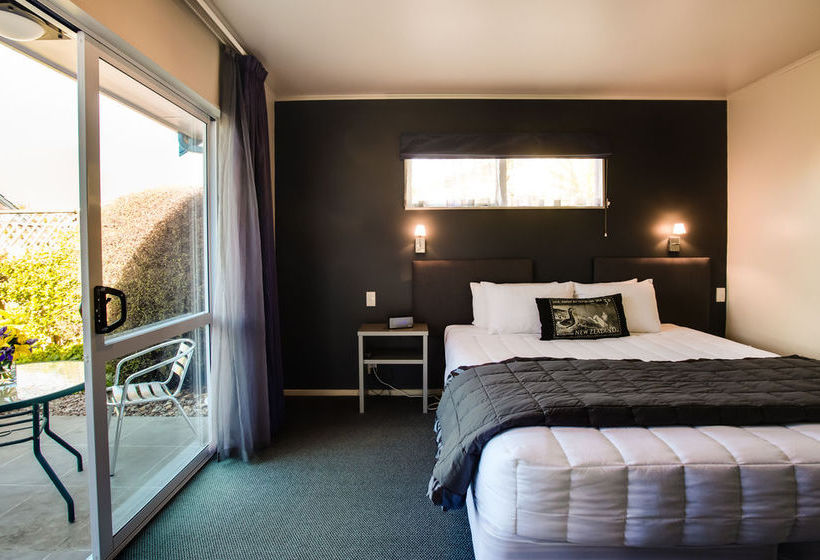 Colonial Lodge Motel 13