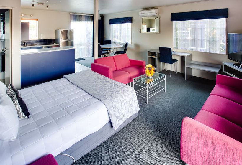 Colonial Lodge Motel 14