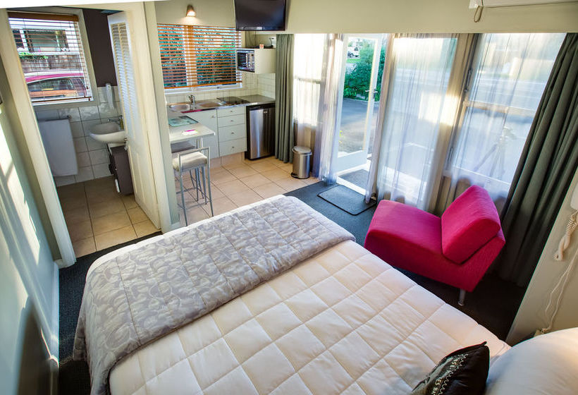 Colonial Lodge Motel 17