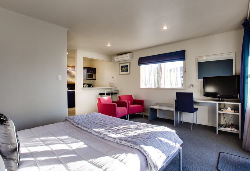 Colonial Lodge Motel 18