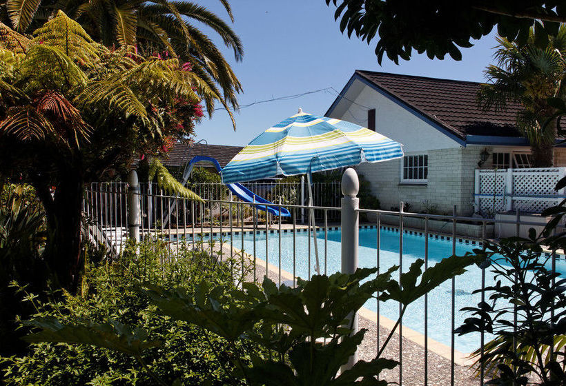 Colonial Lodge Motel 3